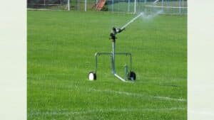 Irrigatore per la manutenzione e l'irrigazione professionale di campi da calcio e centri sportivi.